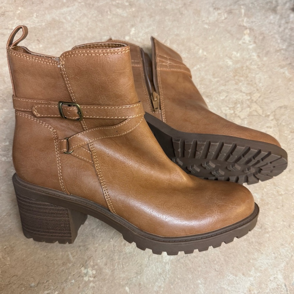 Ladies, Audrey Style, FRYE, Tan Ankle Boots with Buckles. New w/o Box. Sz. 8 M.